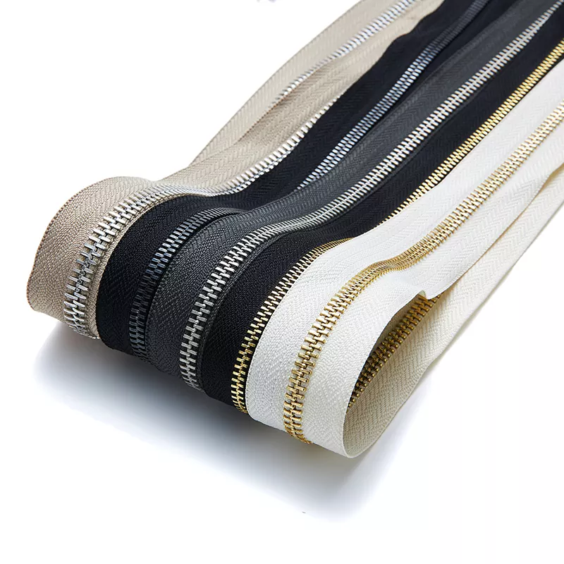 ซิปโลหะคืออะไร และเหตุใดจึงยังเป็นตัวเลือกที่ต้องการสำหรับเครื่องแต่งกายระดับพรีเมียม?