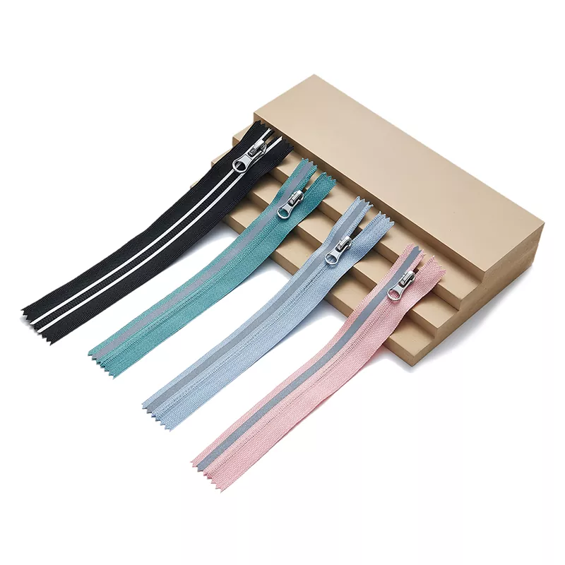 ซิปไนลอนพร้อมแถบทอสะท้อนแสง